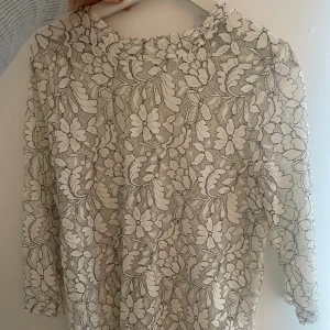 Spets topp  - Snygg spetstopp i bra skick