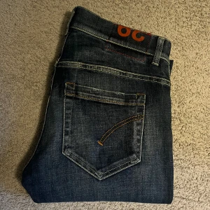 Dondup  - Tjena, säljer mina sjukt feta dondup George jeans som är helt nya. Passade tyvär inte mig så som jag ville så säljer dessa till ett sjukt bra pris. Vid frågor så är det bara att skriva.