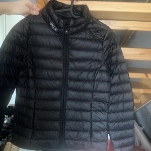 Hollies dunnjacka  - Dunnjacka inför våren🍃 Aldrig använt (Ny skick)   Säljer 2 st exakt samma  Stor i storleken! 