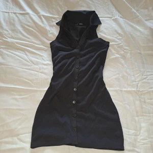 Svart mini kläning i nyskick  - Säljer denna svara kläningen från HM då den inte pasar mer.  Skriv för mer bider. 