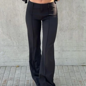 Low waist kostymbyxor - Raka lågmidjadekostymbyxor köpta på madlady för 649kr. Riktigt fina o sköna säljer pga att jag har ett par andra likadana. Dessa är endast använda 2-4 gånger. Som nya. Dessa är även i modellen tall. Jag som 173 cm tycker de passar perfekt i längden. 