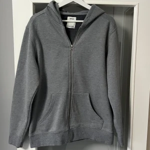 Grå zip-hoodie stl S - Grå zip-hoodie stl S, märke Winwin. Mycket fint skick.
