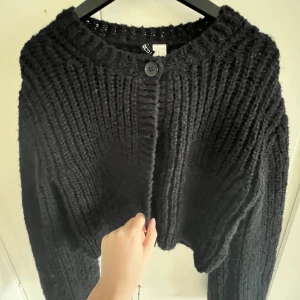 Svart stickad kofta - Jättefin svart stickad kofta från Hm 😊🩷