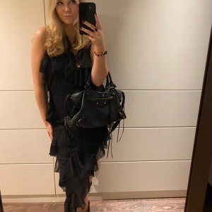 Svart volang klänning - Säljer denna otroliga klänning inköpt från Nakd för ca 2 år sedan. Storlek 42 men liten i storleken så passar mig som vanligtvis är 38/40🥰