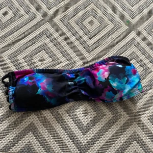 Bikini topp - Använd ett fåtal gånger men bara legat i garderoben sen dess. Det går inte att spänna åt den!