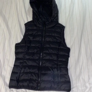 Svart Väst - Svart väst🖤 Är i väldigt bra skick men använder inte den  Priset kan biskuteras 