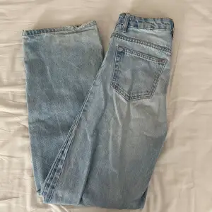 Högmidjade Snygga jeans som har används mycket. Normal i storleken. Är lite små förstörda vid fötterna men inget märkvärdigt. Storlek XXS men funkar nog på XS också.