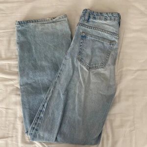 Ljusblåa jeans  - Högmidjade Snygga jeans som har används mycket. Normal i storleken. Är lite små förstörda vid fötterna men inget märkvärdigt. Storlek XXS men funkar nog på XS också.