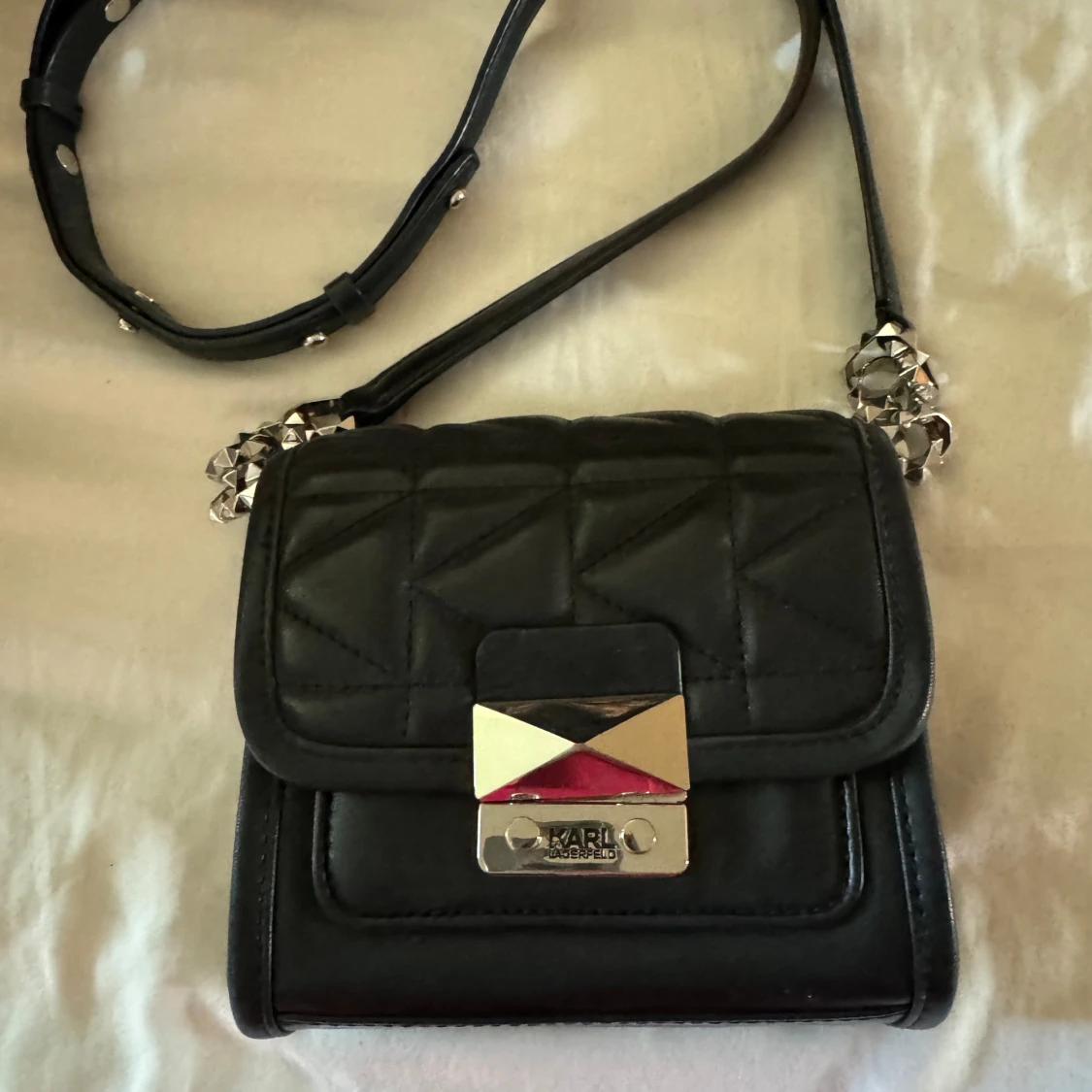 Karl Lagerfeld väska svart