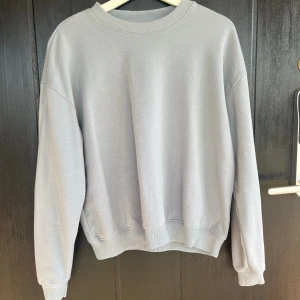 Sweatshirt - Nästan aldrig använd sweatshirt, grågrön i färgen