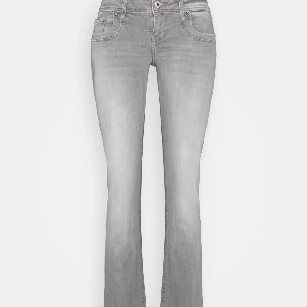 Säljer ett par jätte fina grå ltb jeans då dom är för stora för mig. Använt några få gånger men är som i ny skick. Skriv för mer frågor . Jeans & Byxor.