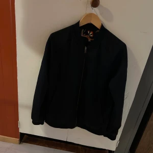 Bomberjacka unisex - Storlek stor medium eller large, finns ingen lapp med storlek i då jackan går att vända på 