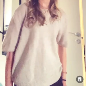 Stickad T shirt  - Säljer denna stickade t shirt ifrån h&m❤️storlek M och sitter som på bilden 