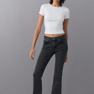 Lågmidjade jeans från gina - Storlek 38 men passar även storlek 36! Knappt använda och köpt för 500kr men säljer för ungefär 380 men priset kan diskuteras.  Lite skador vid framfickorna men inget man tänker på!💞🫶 