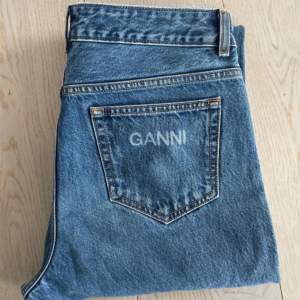 Raka jeans från Ganni i superfin färg och skick! Storlek 30. Jag brukar ha M 