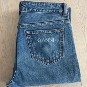 Ganni jeans  - Raka jeans från Ganni i superfin färg och skick! Storlek 30. Jag brukar ha M 
