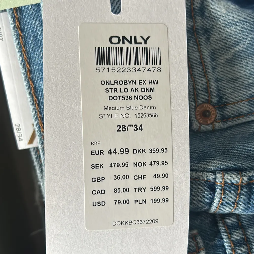 Säljer ett par helt oanvända byxor ifrån only💓de är endast testade och har prislappen kvar💓ord pris 479kr 💓kom privat för fler bilder eller om du har några frågor💓priset kan diskuteras💓. Jeans & Byxor.