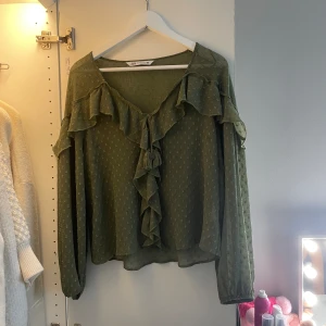 Grön zara blus - Supersnygg slutsåld zara blus med volanger💗💗säljer endast vid bra bud och är i superbra skick. 