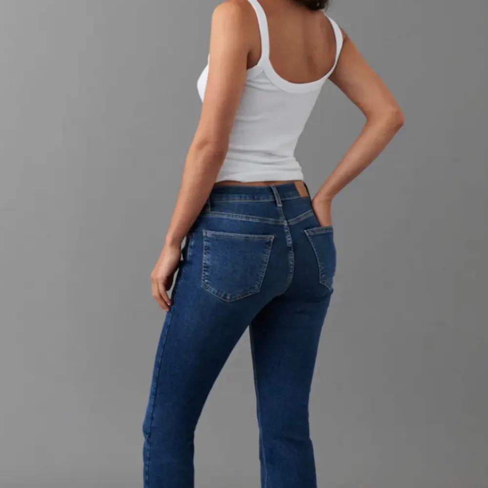 Säljer dessa jättefina low waist bootcut jeans då dom inte kommer till användning💓 bara använda ett fåtal gånger! . Jeans & Byxor.