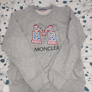 Moncler Sweatshirt - Använd max 2 gånger, väldigt bra skick, självklart äkta! Skriv om ni är intresserade. Storlek Xl passar XL/L  