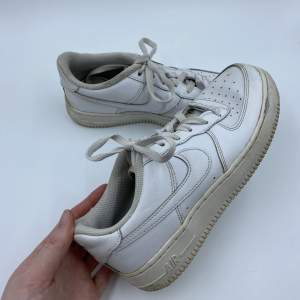 Säljer ett par Nike Air Force 1. Väl använda men går att putsa upp. Pris: 200kr