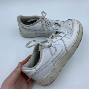 Nike Air Force 1 - Säljer ett par Nike Air Force 1. Väl använda men går att putsa upp. Pris: 200kr