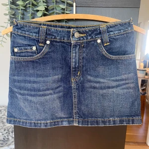 snygg minikjol! - Superfin minikjol med coola bakfickor i superfint skick! Säljer då den är för liten för mig och därav kan jag INTE skicka några bilder på!  Midjemått: 34 cm längd: 29 cm Det är bara att ställa frågor!💘