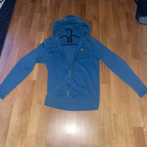 Lyle & Scott zip up hoodie - Lyle & Scott zip up hoodie,  skick: 9/10 🔥   Storlek: Medium, passar kanske Small  Nypris: 900, mitt pris 220kr🤌🔥