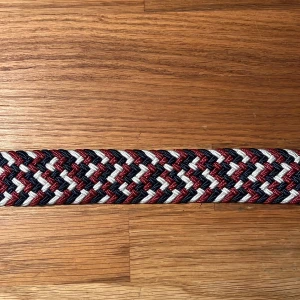 Flätat bälte  - Säljer det här nya och oanvända flätade bältet. Hela bältet bortsett från metallbiten är ca 95 cm långt, men kan stretchas ut till en större storlek. Pris: 59 kr