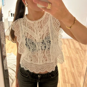 Vit spetstopp  - Superfin spetstopp från Zara🤍🤍🤍 såå fin till sommaren!!