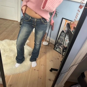 True religion jeans - Så så fina inte säker om de är äkta eftersom jag köpte utomlands så därav det billigare priset. Jag brukar bära storlek 26 och ibland 27 på jeans och de här sitter perfekt på mig.❤️❤️