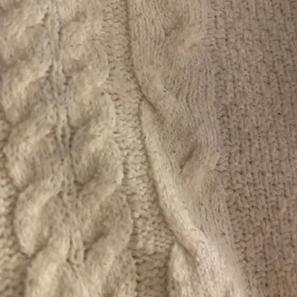 Säljer en stickad tröja med halv zip ifrån Bikbok, i storlek S Finns lite knottror på tröjan och lite av färgen har försvunnit på zipen (se bild 2 & 3) Den är beige/vit . Tröjor & Koftor.