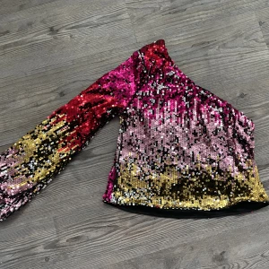 Partytopp - Säljer nu denna partytopp med massa paljetter. Den är sååå snygg och är verkligen något extra!😍 mycket bra skick 
