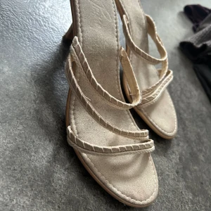 Beige kittenheals - Storlek 36 Principles Klack ca 5-7 cm Skriv gärna för frågor!! 