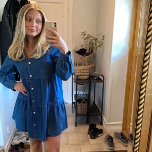 Jeans klänning  - Säljer denna jeans klänning från zara som aldrig är använd med prislapp kvar!!💖(första bilden är lånad)