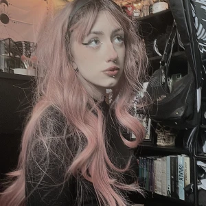 lång rosa wig - Skitfin peruk som jag köpte för några år sedan. Men vill sälja denna för att köpa en annan wig istället 🥰