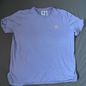 Adidas tshirt - Adidas tshirt i bra skick knappt använd  Skriv vid funderingar, ställ gärna frågor och skriv om ni vill ha fler bilder🤩