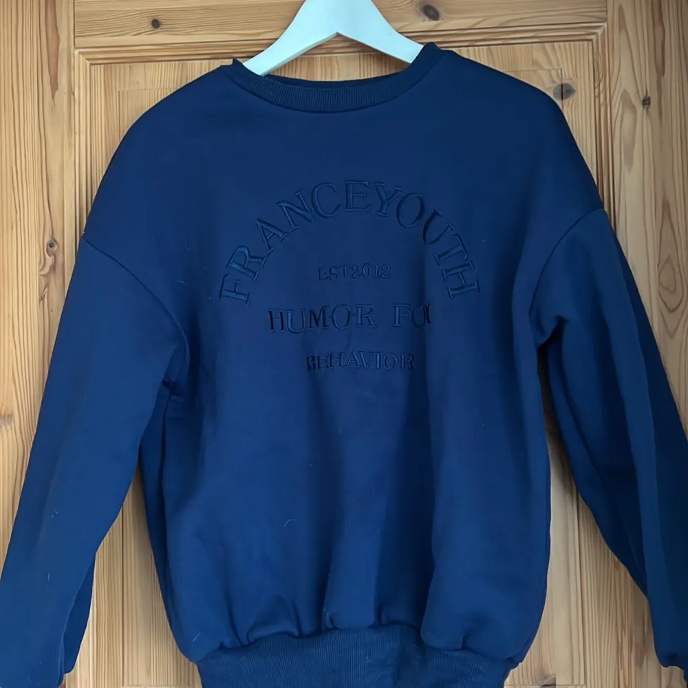 Marinblå sweatshirt 💙aldrig använd! . Tröjor & Koftor.