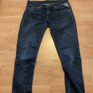 Replay jeans - Replay jeans storlek 27 säljer pga för små på mig. Sjukt snygga skriv om ni undrar nått