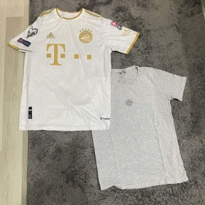 Fotbollströja&Stoneisland tshirt  - Riktig snygg Bayern tröja som jag använt fåtal gånger! Köp t-shirten och få en sliten stone island t-shirt som jag använt ganska mycket, den har två lagrade hål därav priset! Vid minsta fundering hör av er✔️