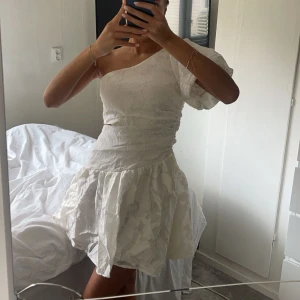 Vit klänning - Säljer min så snygga vita klänning, perfekt till studenten. Aldrig använd så i nyskick. Storlek S