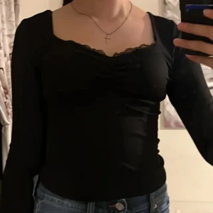 Svart långärmad tröja  - En fin svart långärmad tröja som är jätte fin med ett par jeans och sitter bra med allt😍😍