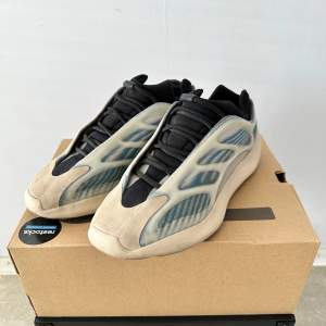 Adidas Yeezy 700 V3 Kyanite US12 EU46 2/3 Used 8/10