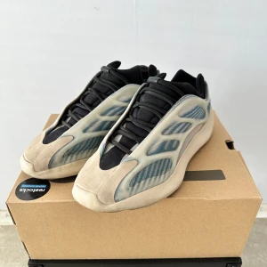 Yeezy 700 V3 Kyanite - Adidas Yeezy 700 V3 Kyanite US12 EU46 2/3 Used 8/10