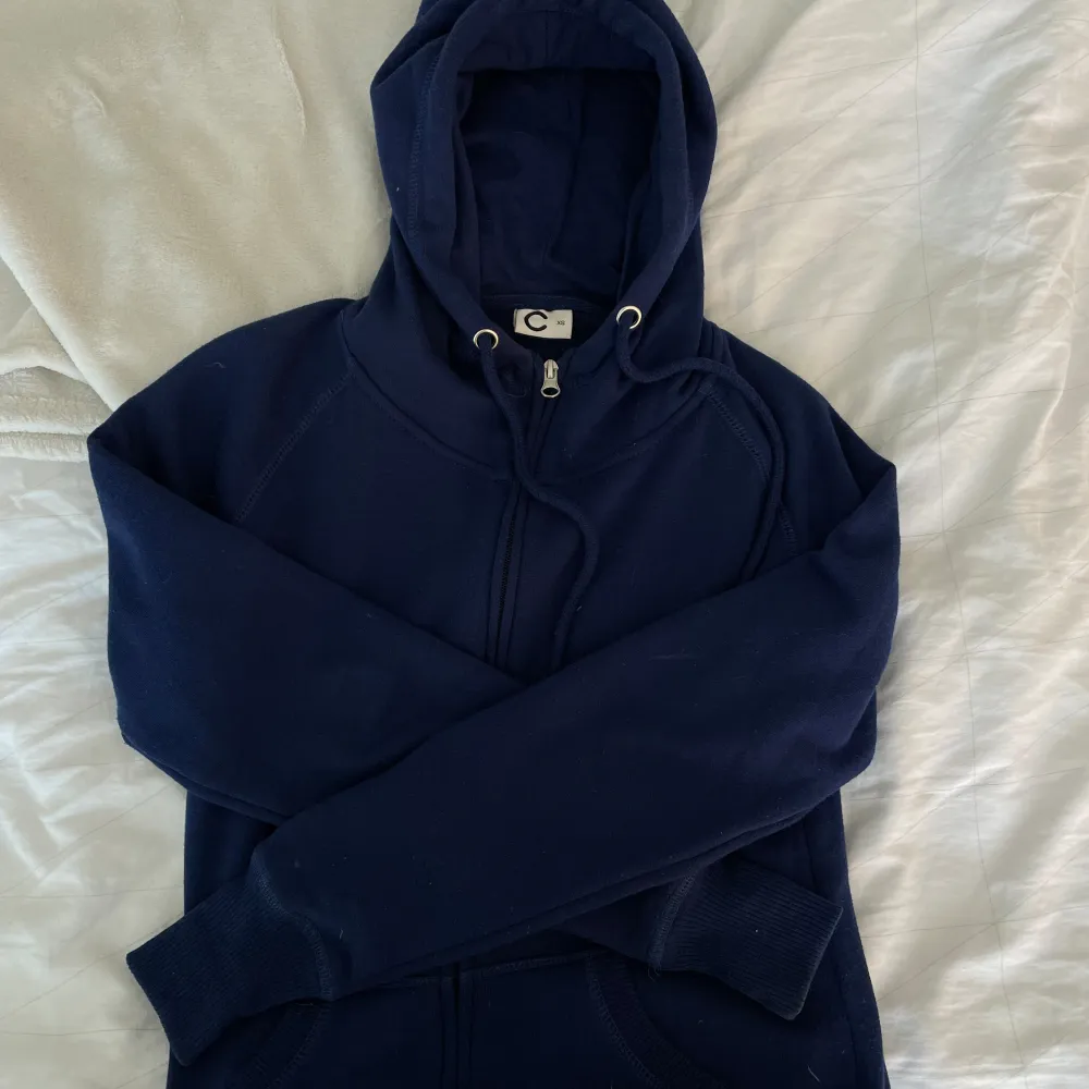 säljer nu min mörkblåa hoodie från cubus i strl xs💞 använd otroligt lite - jättefint skick! vid frågor/intresse/mer bilder kontakta mig! 💞. Tröjor & Koftor.