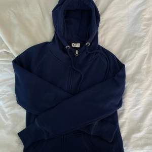 säljer nu min mörkblåa hoodie från cubus i strl xs💞 använd otroligt lite - jättefint skick! vid frågor/intresse/mer bilder kontakta mig! 💞