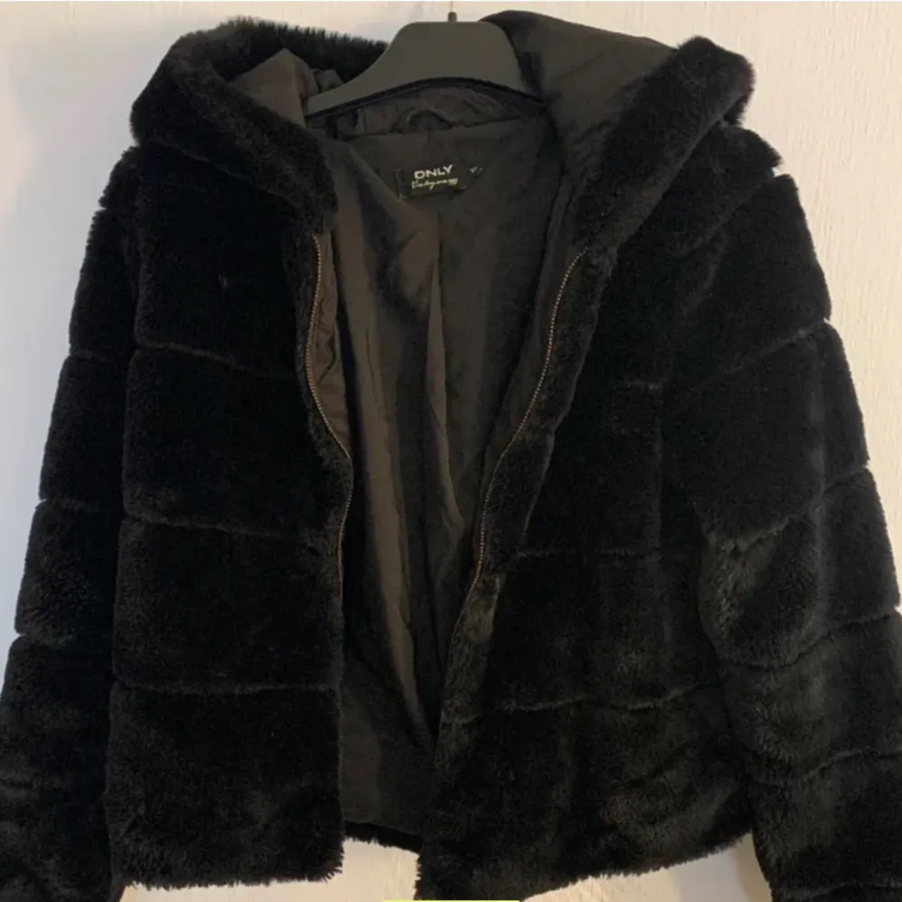 Säljer denna vår jacka från only storlek xs , köpt här på Plick men aldrig använt 💞. Jackor.