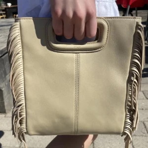 Maje väska - Säljer min maje väska som jag gillar mycket men den kommer inte till användning längre, jag har dustbag och man kan skriva för fler bilder, säljer för 1400 och köparen står för frakten💗