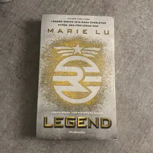 Säljer fösta boken i legend serien av marie lu 🩷 Den är pocket size och är i fint skick även om man ser att den har blivit läst :) Kan fixa paketpris vid köp av fler böcker eller plagg 🫶
