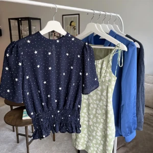 Blus - Marinblå blus med vita stjärnor på. Insvängd i midjan så den sitter supersnyggt! Använd några få gånger 💙